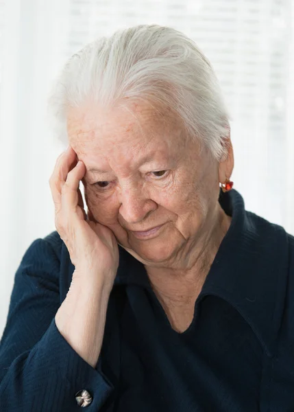 Vieja mujer pensativa — Foto de Stock