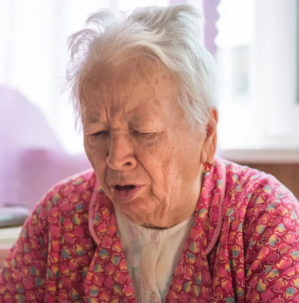 Oude hoesten vrouw — Stockfoto