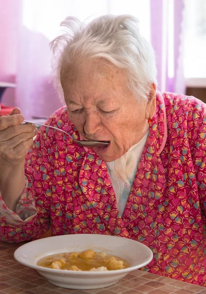 Senior mulher comendo sopa — Fotografia de Stock