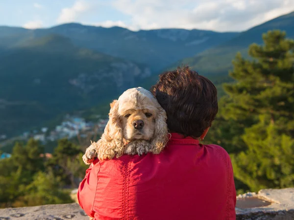 アメリカの spaniel を持つ女性 — ストック写真