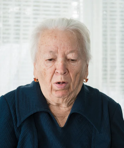 Пожилая женщина кашляет — стоковое фото
