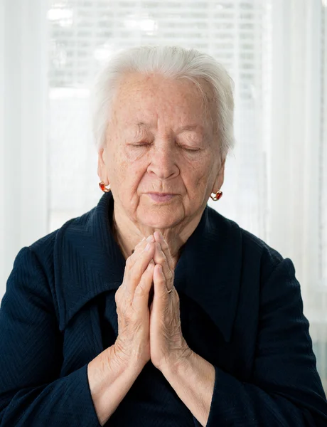 Senior woman praying — Stock Photo, Image