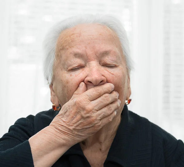 Mujer vieja bostezando —  Fotos de Stock