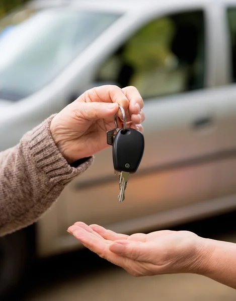 Hands and a car key — Stock Photo, Image