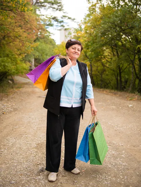 Frau mit Einkaufstüten auf der Straße — Stockfoto