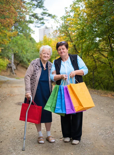 Two women with shopping bags in the street — Stock Photo, Image