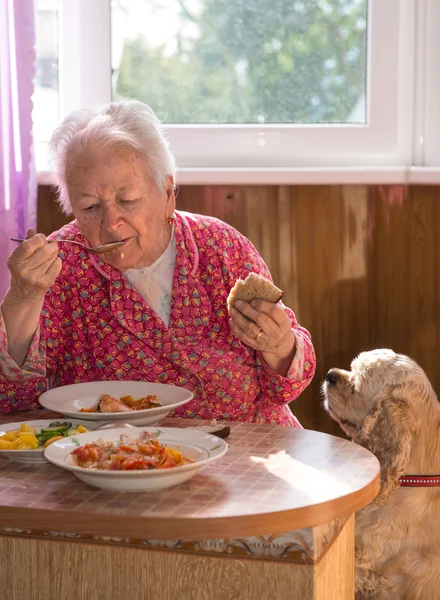 Yaşlı kadın yemek — Stok fotoğraf