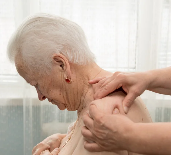 Seniorin bei einer Massage — Stockfoto