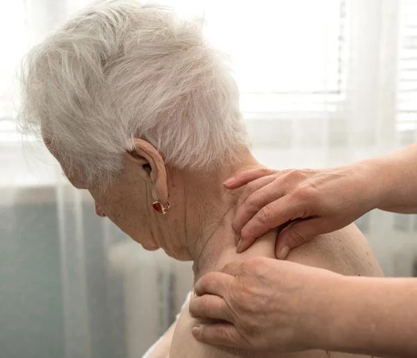 Senior mulher fazendo uma massagem — Fotografia de Stock