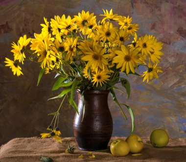 Parlak sarı çiçek (rudbeckia) kahverengi vazo ve app demet