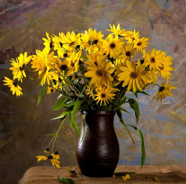 Νεκρή φύση με μάτσο φωτεινά κίτρινα άνθη (rudbeckia) — Φωτογραφία Αρχείου