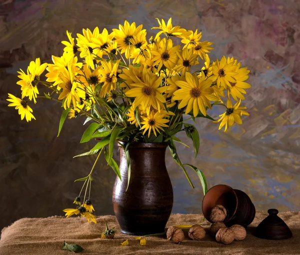 Μάτσο φωτεινά κίτρινα άνθη (rudbeckia) σε βάζο καφέ και wal — Φωτογραφία Αρχείου