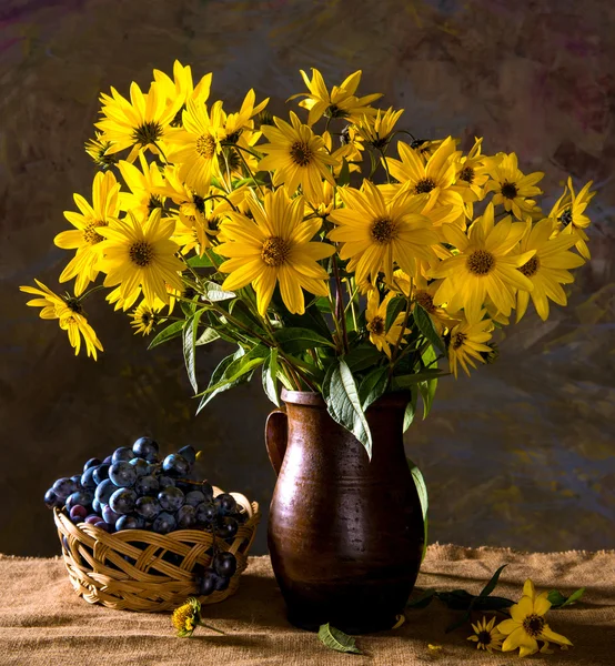 Bunch of bright yellow flowers (rudbeckia) in brown vase and gr — Stock Photo, Image