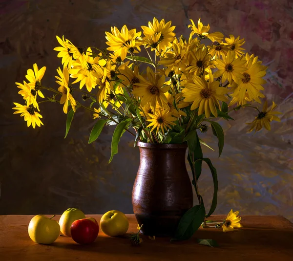 明るい黄色の花 (ルドベキア) 茶色の花瓶とアプリの束 — ストック写真