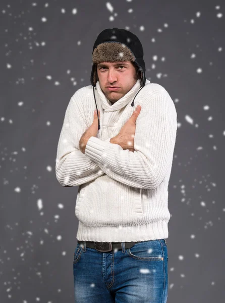 Hombre guapo en suéter cálido y sombrero — Foto de Stock