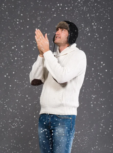 Hombre guapo en sombrero de invierno — Foto de Stock