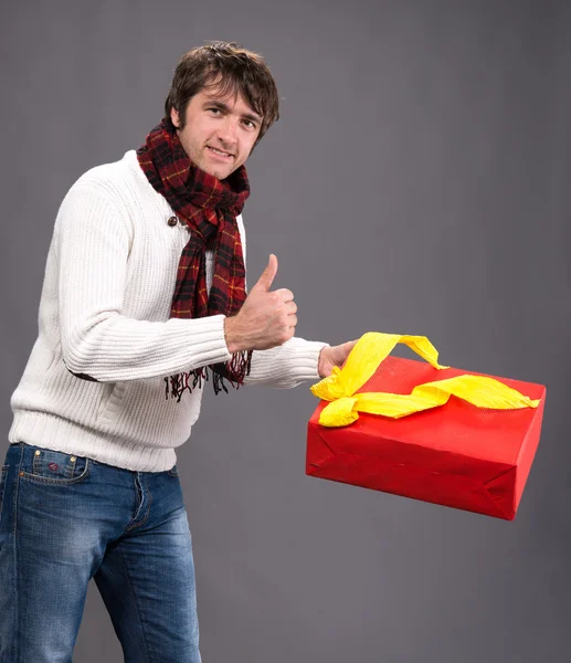 Schöner Mann mit einer Geschenkschachtel — Stockfoto