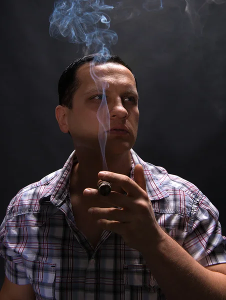 Cigarettázó férfi szivarral — Stock Fotó