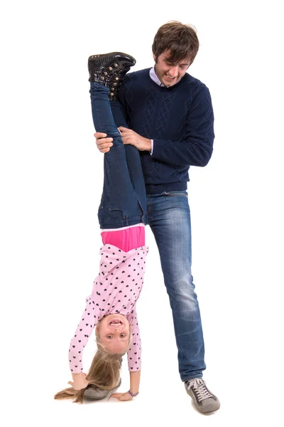 Отец держит свою улыбающуюся дочь вверх ногами — стоковое фото