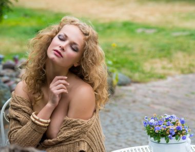 bahçede oturan çıplak kadın