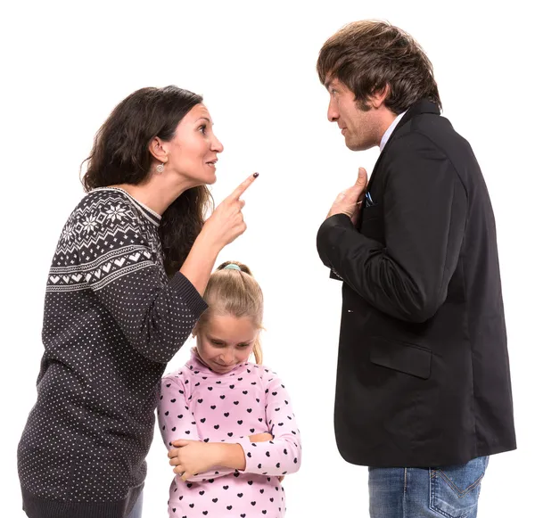 Triste ragazza in cerca con i suoi genitori combattenti — Foto Stock