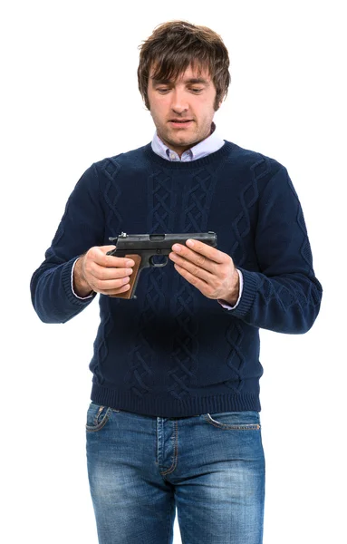 Pohledný muž při pohledu na zbraň — Stock fotografie