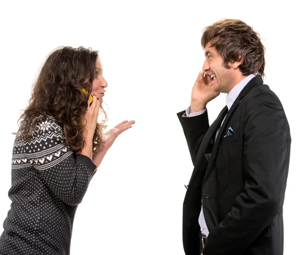 Homme et femme souriants avec téléphones cellulaires — Photo