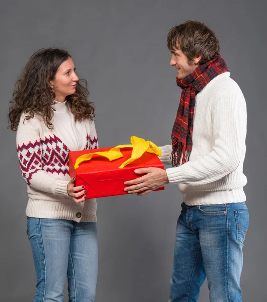 Junge Frau und Mann mit einer Geschenkbox — Stockfoto