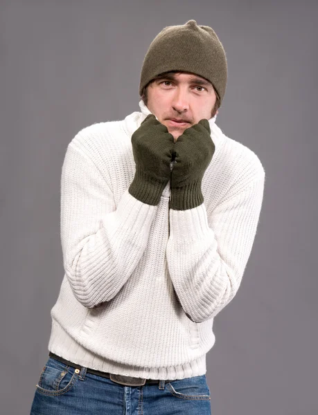 Hombre en manoplas de invierno y sombrero — Foto de Stock