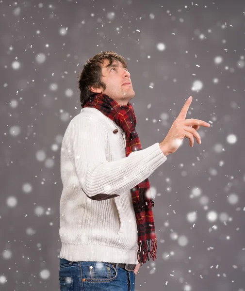 Uomo in maglione caldo che punta il pollice verso l'alto — Foto Stock