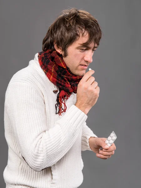 Hombre sintiéndose enfermo y tomando una píldora — Foto de Stock