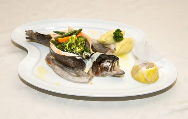 Steamed trout with vegetables on white dish — Stock Photo, Image