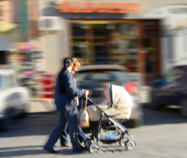 Zwei Frauen gehen mit Kinderwagen — Stockfoto