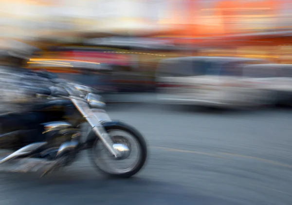 Motorcyklist i rörelse som går ner på gatan — Stockfoto