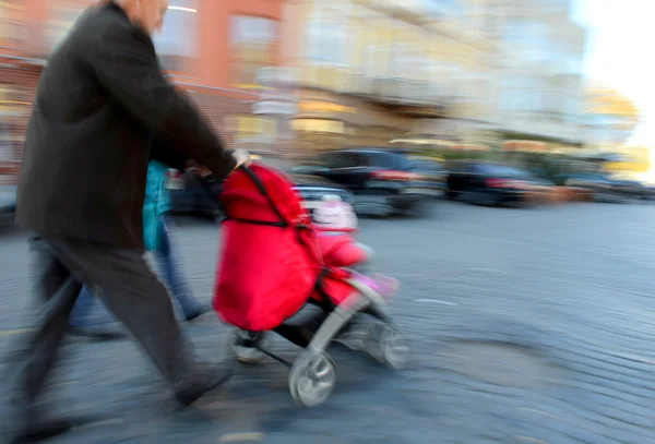 Padre camina con el niño en el cochecito — Foto de Stock