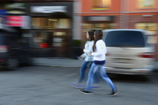 Mädchen laufen durch die Stadt — Stockfoto