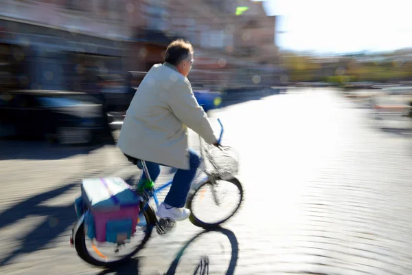 通りを下って行く動きのサイクリスト — ストック写真
