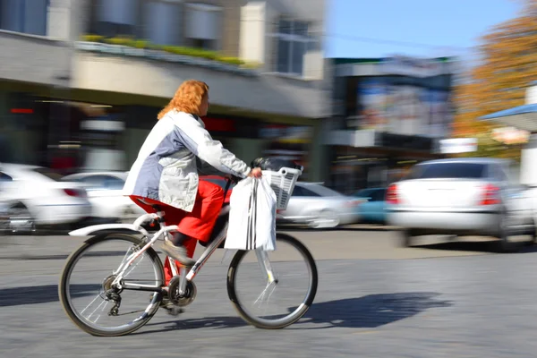 Ciclista en movimiento yendo por la calle — Foto de Stock