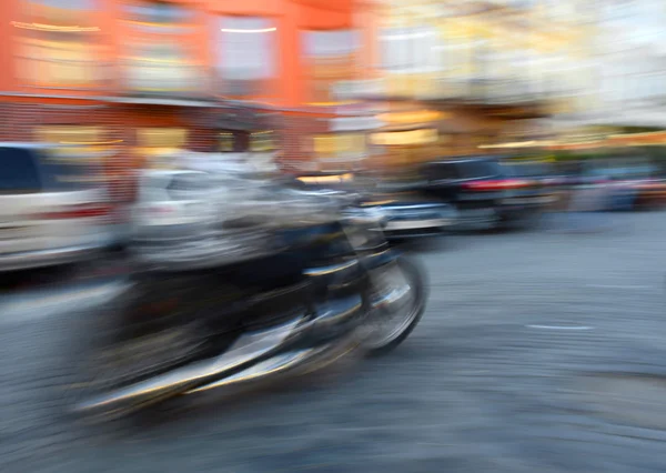 Motorcyclist in motion going down the street — Stock Photo, Image