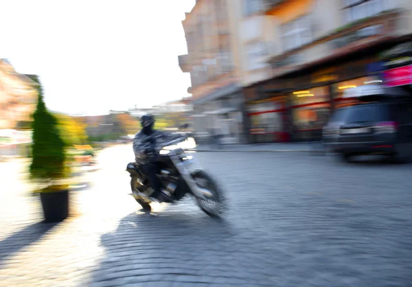 Motorrijder in beweging naar beneden de straat Stockafbeelding