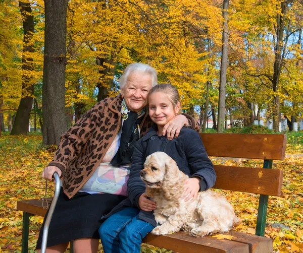 Abuela e hijo sentados en el banco — Foto de Stock