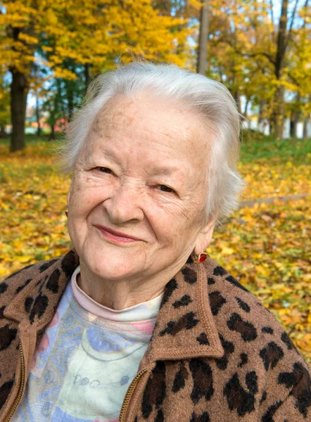 Vieille femme dans le parc d'automne — Photo