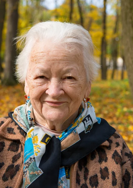 Alte Frau im Herbstpark — Stockfoto