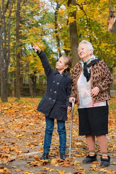 Mormor och barn — Stockfoto