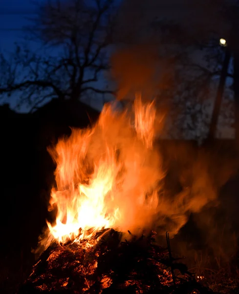 Brinnande stack av hö — Stockfoto