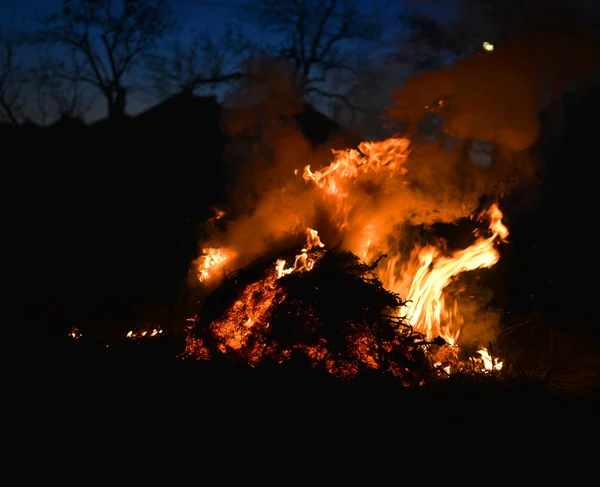 Brinnande stack av hö — Stockfoto