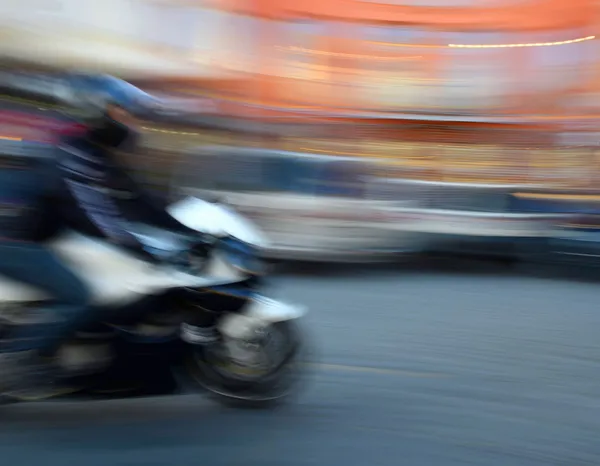 Motociclista in movimento — Foto Stock