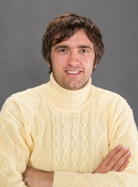 Posando bonito homem no suéter — Fotografia de Stock