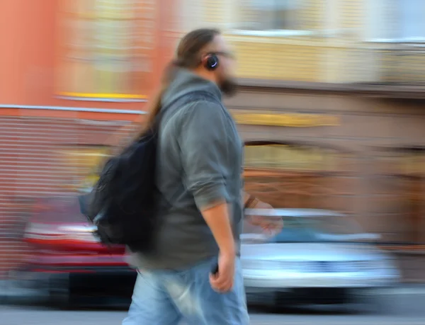 Homme marchant dans la rue — Photo