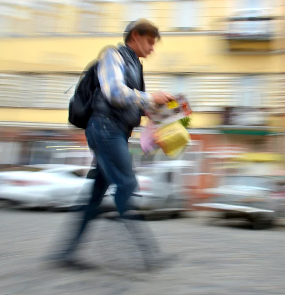 Człowiek chodzący ulicą — Zdjęcie stockowe